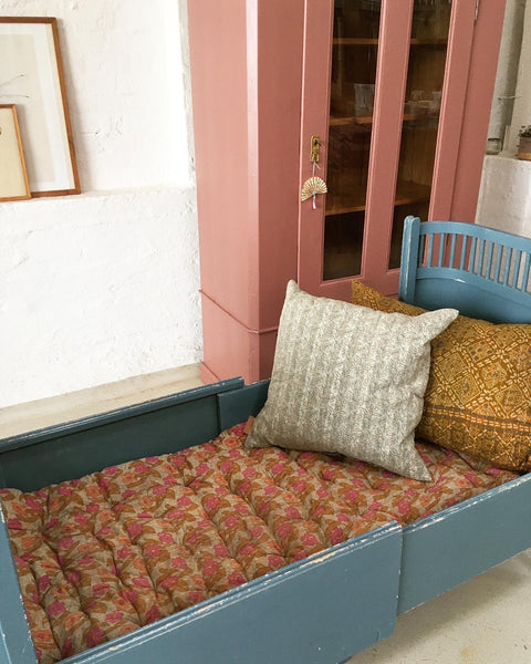 Junos bed in original colour